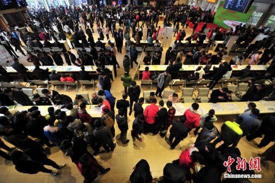 资料图：2月9日，昆明市南坝人力资源市场内人头攒动，求职者络绎不绝。中新社记者 刘冉阳 摄