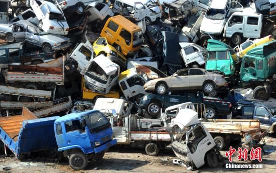 资料图 报废的黄标车。 张斌 摄