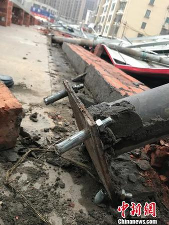 钢柱被连根拔起?！≈煜?摄