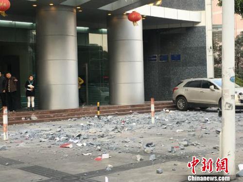 在无锡一大楼下，狂风扫过后一地的碎石块?！∷锶?摄