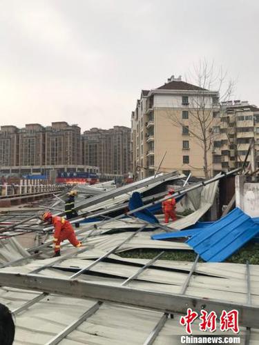 狂风过后，消防官兵正在盐城阜宁城南清理现场?！≈煜?摄