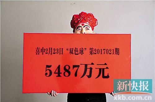 兑奖时,5525万元大奖得主戴上福彩中心事先准备的面具,竖起羽绒服毛领,将自己遮挡得严严实实,任由现场记者拍照。