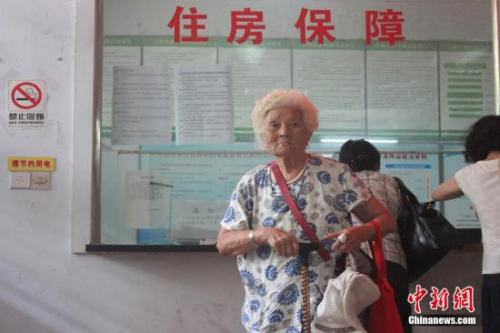 资料图：郑州市公共租赁住房向社会公开轮候供应，符合条件的市民满怀期待。 马义恒 摄