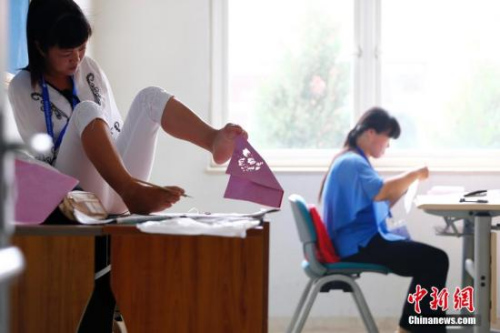 资料图。图为正在参加残疾人职业技能竞赛的选手。<a target='_blank' href='http://www.chinanews.com/'>中新社</a>发 富田 摄