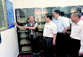     全国政协调研组在云南昆明调研，听取当地少数民族文化保护情况介绍。
