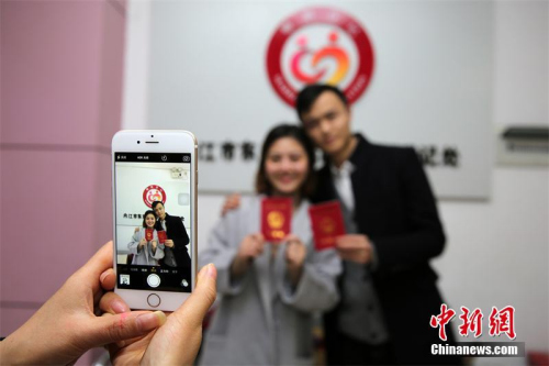 资料图：领到结婚证的情侣。 兰自涛 摄