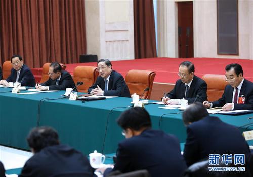 3月4日，中共中央政治局常委、全国政协主席俞正声看望出席全国政协十二届四次会议的医药卫生界委员并参加讨论。新华社记者 庞兴雷 摄 图片来源：新华网