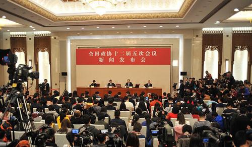 3月2日，全国政协十二届五次会议新闻发布会在北京人民大会堂举行。图为新闻发布会现场。