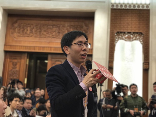 图为人民日报记者提问