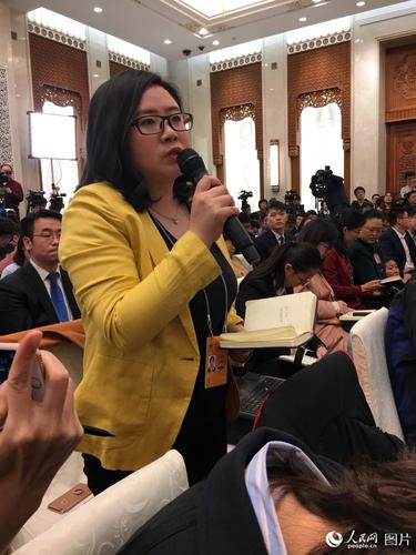 图为团结报记者提问