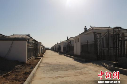 图为“农村危房改造惠民工程”后，甘肃省庆城县杨塬村村貌。庆城县委外宣办供