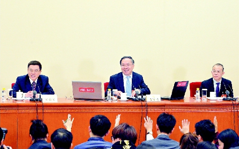 ▲3月2日，全国政协十二届五次会议新闻发布会在北京人民大会堂举行，大会新闻发言人王国庆介绍会议有关情况并回答中外记者提问。  本报记者  贾宁  摄