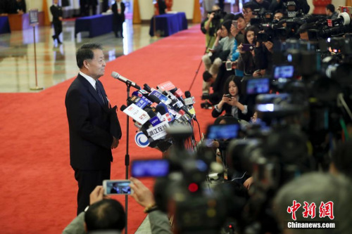 资料图：2016年3月9日，时任交通运输部长杨传堂在两会“部长通道”接受记者采访。<a target='_blank' href='http://www.chinanews.com/'>中新社</a>记者 杜洋 摄