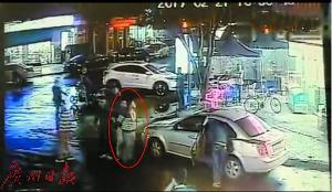 犯罪嫌疑人在超市外被抓获。（视频截图）