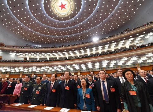 政协委员在开幕会上高唱国歌