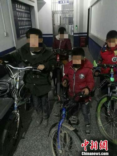 说走就走！云南四小孩骑行8小时被民警“捡到”