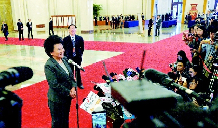 3月3日，中国人民政治协商会议第十二届全国委员会第五次会议开幕前，人民大会堂北大厅的“部长通道”开启，列席全国两会的国务院各部门主要负责人坦诚回答媒体记者提出的问题。图为国务院侨务办公室主任裘援平接受采访。    本报记者齐波摄