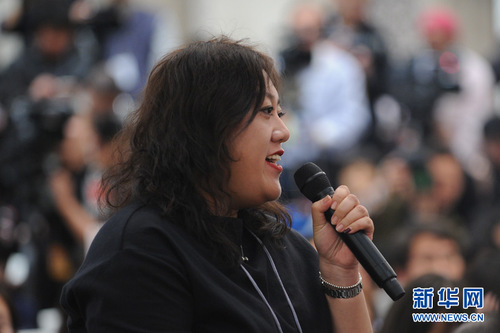 图为法制日报记者提问。