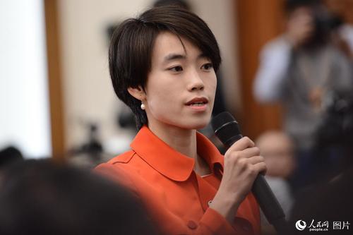 十二届全国人大五次会议于3月4日上午11时在人民大会堂新闻发布厅举行新闻发布会，由大会发言人傅莹就大会议程和人大工作相关的问题回答中外记者的提问。图为经济日报社记者提问。人民网记者 张启川 摄