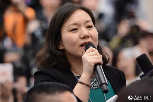 十二届全国人大五次会议于3月4日上午11时在人民大会堂新闻发布厅举行新闻发布会，由大会发言人傅莹就大会议程和人大工作相关的问题回答中外记者的提问。图为新华社记者提问。人民网记者 张启川 摄