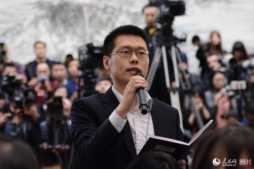 十二届全国人大五次会议于3月4日上午11时在人民大会堂新闻发布厅举行新闻发布会，由大会发言人傅莹就大会议程和人大工作相关的问题回答中外记者的提问。图为中央人民广播电台记者提问。人民网记者 张启川 摄