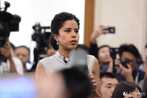 十二届全国人大五次会议于3月4日上午11时在人民大会堂新闻发布厅举行新闻发布会，由大会发言人傅莹就大会议程和人大工作相关的问题回答中外记者的提问。图为哥伦比亚广播公司记者提问。人民网记者 张启川 摄