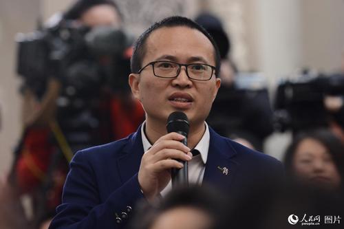 十二届全国人大五次会议于3月4日上午11时在人民大会堂新闻发布厅举行新闻发布会，由大会发言人傅莹就大会议程和人大工作相关的问题回答中外记者的提问。图为人民日报记者提问。人民网记者 张启川 摄