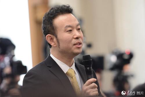 十二届全国人大五次会议于3月4日上午11时在人民大会堂新闻发布厅举行新闻发布会，由大会发言人傅莹就大会议程和人大工作相关的问题回答中外记者的提问。图为中央电视台记者提问。人民网记者 张启川 摄