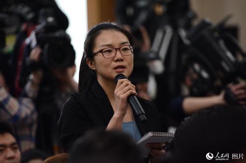 十二届全国人大五次会议于3月4日上午11时在人民大会堂新闻发布厅举行新闻发布会，由大会发言人傅莹就大会议程和人大工作相关的问题回答中外记者的提问。图为中国日报记者提问。人民网记者 张启川 摄