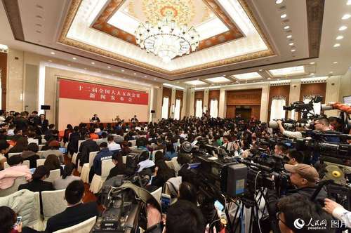 十二届全国人大五次会议于3月4日上午11时在人民大会堂新闻发布厅举行新闻发布会，由大会发言人傅莹就大会议程和人大工作相关的问题回答中外记者的提问。人民网记者 翁奇羽 摄