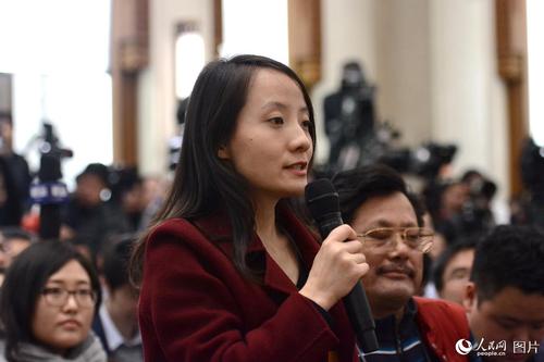 十二届全国人大五次会议于3月4日上午11时在人民大会堂新闻发布厅举行新闻发布会，由大会发言人傅莹就大会议程和人大工作相关的问题回答中外记者的提问。图为南方都市报记者提问。人民网记者 张启川 摄