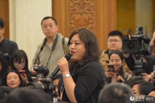 十二届全国人大五次会议于3月4日上午11时在人民大会堂新闻发布厅举行新闻发布会，由大会发言人傅莹就大会议程和人大工作相关的问题回答中外记者的提问。图为法制日报记者提问。人民网记者 李彤 摄
