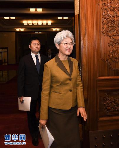 3月4日，十二届全国人大五次会议在北京人民大会堂举行新闻发布会。大会发言人傅莹就大会议程和人大工作相关的问题回答中外记者的提问。这是傅莹步入发布会会场。新华社记者 陈晔华 摄