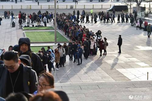 开幕会前记者排队等待入场