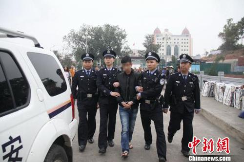 图为将网上追捕逃犯押回审讯?！』谱?摄