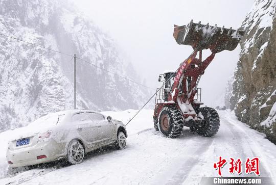 图为武警交通第二支队六中队官兵利用机械实施救援 王毅凯 摄