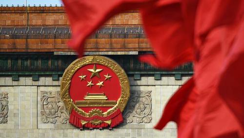 图为天安门广场上红旗飘扬