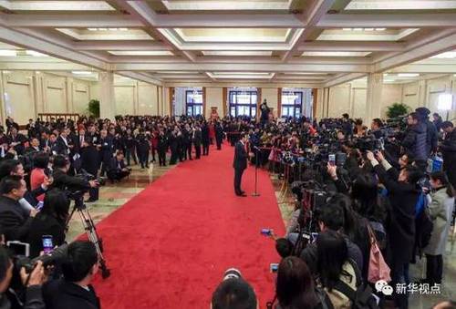 部长接受记者采访时的“盛况”