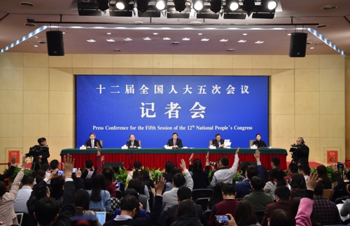 3月6日，十二届全国人大五次会议新闻中心举行记者会，邀请国家发展和改革委员会主任何立峰、副主任张勇、副主任宁吉喆就“经济社会发展与宏观调控”的相关问题回答中外记者的提问。新华社记者 李鑫摄