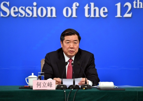 3月6日，十二届全国人大五次会议新闻中心举行记者会，邀请国家发展和改革委员会主任何立峰、副主任张勇、副主任宁吉喆就“经济社会发展与宏观调控”的相关问题回答中外记者的提问。这是何立峰在回答记者提问。