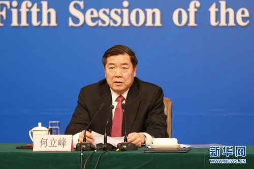 图为何立峰在发布会上回答记者提问。