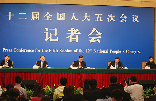 3月6日，十二届全国人大五次会议举行记者会，邀请国家发展和改革委员会主任何立峰、副主任张勇、副主任宁吉喆就“经济社会发展与宏观调控”的相关问题回答中外记者的提问。_副本
