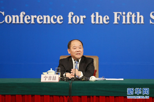 图为宁吉喆在发布会上回答记者提问