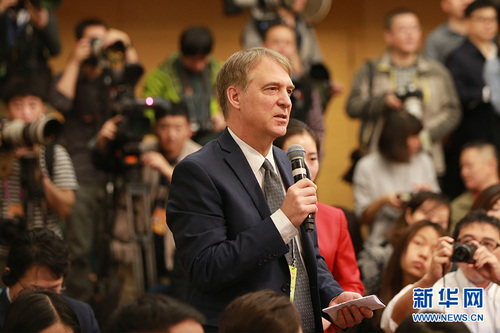 图为彭博新闻社记者提问