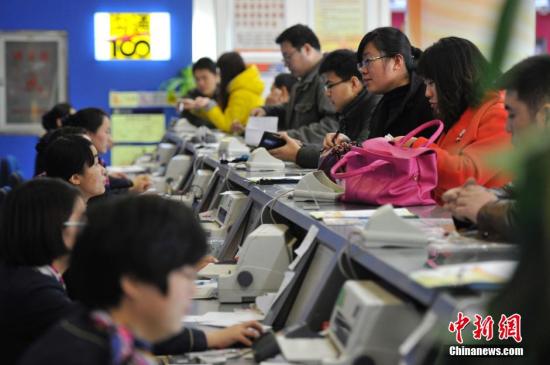 资料图：民众在移动营业厅咨询4G网络相关业务。<a target='_blank' href='http://www.chinanews.com/'>中新社</a>发 韦亮 摄