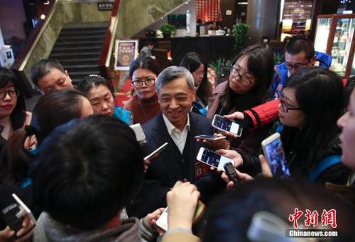 3月2日，出席全国政协十二届五次会议的全国政协委员、中国东方资产管理公司原总裁梅兴保在两会驻地接受记者采访。 <a target='_blank' href='http://www.chinanews.com/'>中新社</a>记者 刘震 摄