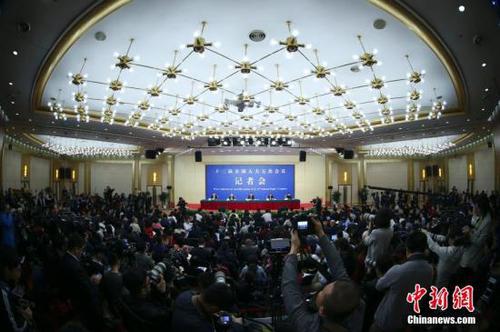 3月6日，十二届全国人大五次会议举行记者会，邀请国家发展和改革委员会主任何立峰、副主任张勇、副主任宁吉喆就“经济社会发展与宏观调控”的相关问题回答中外记者的提问。<a target='_blank' href='http://www.chinanews.com/'>中新社</a>记者 盛佳鹏 摄