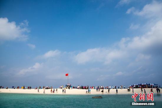近日，<a target='_blank' href='http://www.chinanews.com/'>中新社</a>记者随新投入西沙生态旅游航线运营的“长乐公主”游轮，进入西沙群岛永乐环礁，探访风景如画的西沙海域。图为全富岛风光。<a target='_blank' href='http://www.chinanews.com/'>中新社</a>记者 洪坚鹏 摄