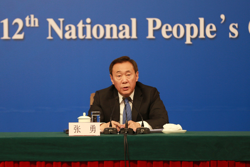 图为张勇在发布会上回答记者提问。_副本