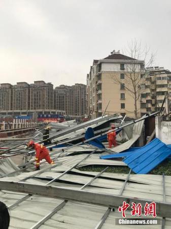 3月1日下午，江苏省大部分地区刮起10级狂风，部分地区出现强对流天气下起了冰雹，大风已致盐城阜宁2死22伤，无锡有一位伤者送医时已经死亡。南京、溧水、阜宁等地已将大风黄色预警升级为大风橙色预警。图为阜宁县城一处简易房被掀翻。朱晓东 摄